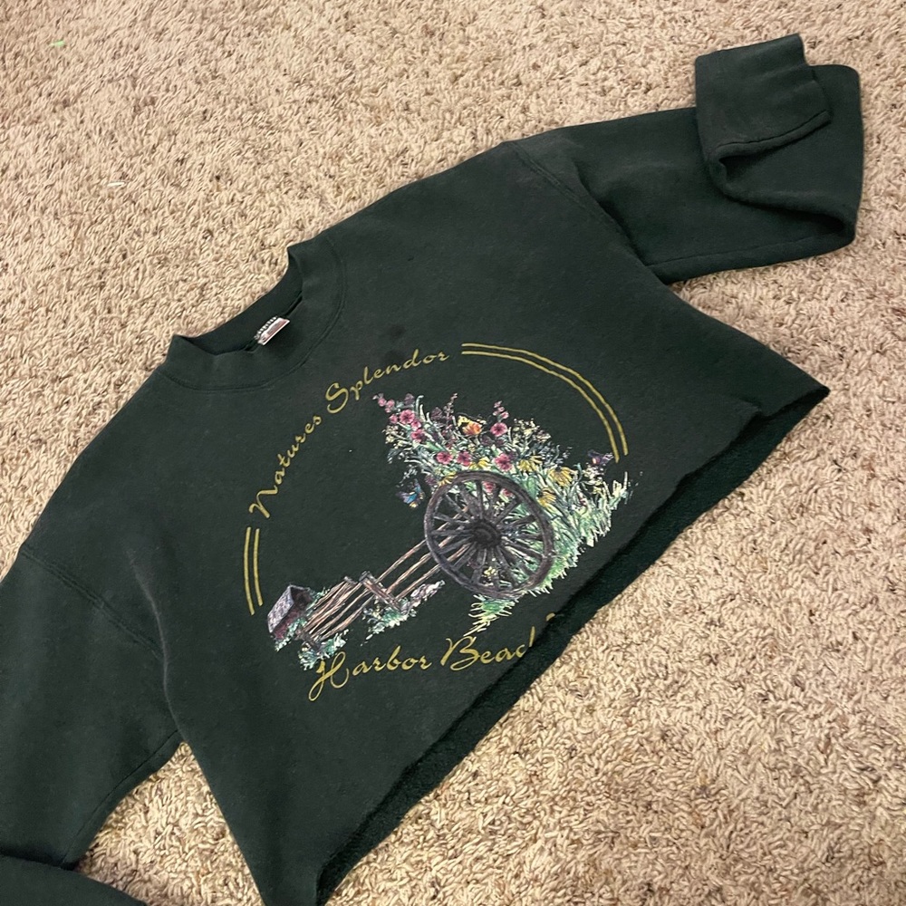 green cropped crewneck